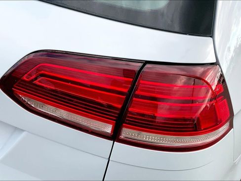 Used 2019 Volkswagen Golf SE image 28