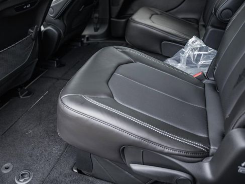 New 2025 Chrysler Pacifica Select image 30