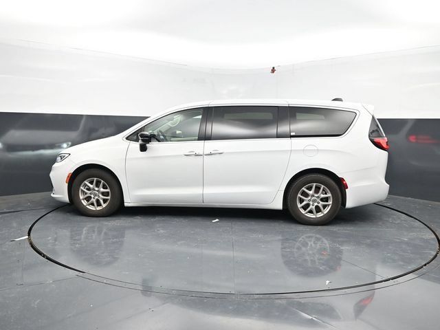 Used 2024 Chrysler Pacifica Touring-L FWD image 4