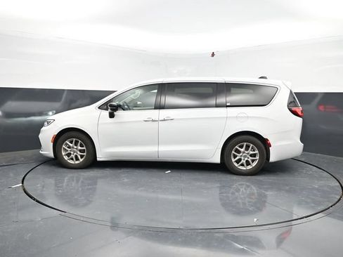 Used 2024 Chrysler Pacifica Touring-L FWD image 4