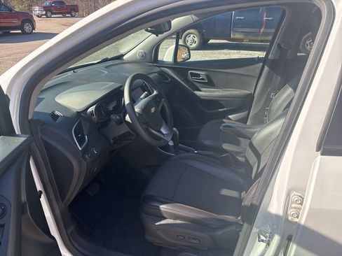 Used 2022 Chevrolet Trax LT w/ LT Convenience Package image 10