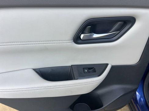 Used 2022 Nissan Rogue SV w/ SV Premium Package image 30