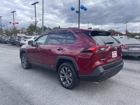 Used 2022 Toyota RAV4 XLE Premium image 6