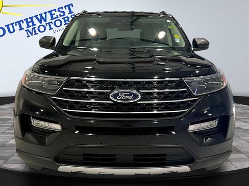Used 2023 Ford Explorer XLT w/ Equipment Group 202A AWD/4WD image 2