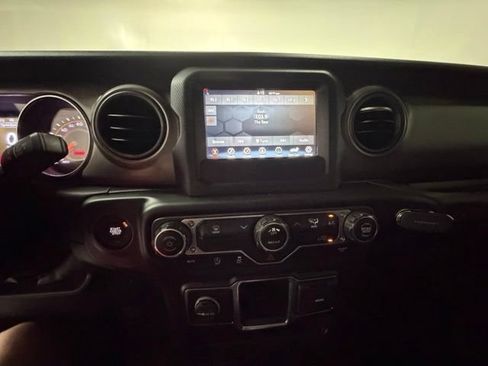 Used 2022 Jeep Gladiator Sport AWD/4WD image 17