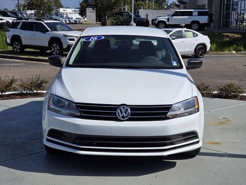 Used 2016 Volkswagen Jetta SE FWD image 2
