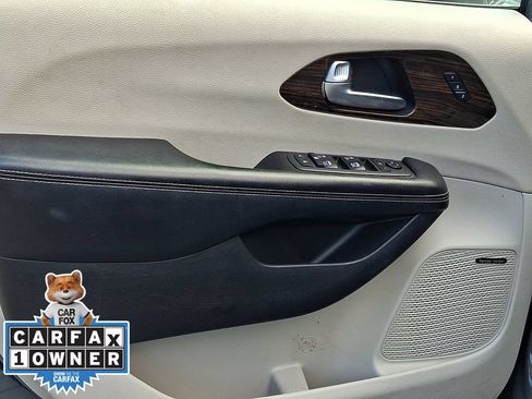Used 2022 Chrysler Pacifica Limited FWD image 14