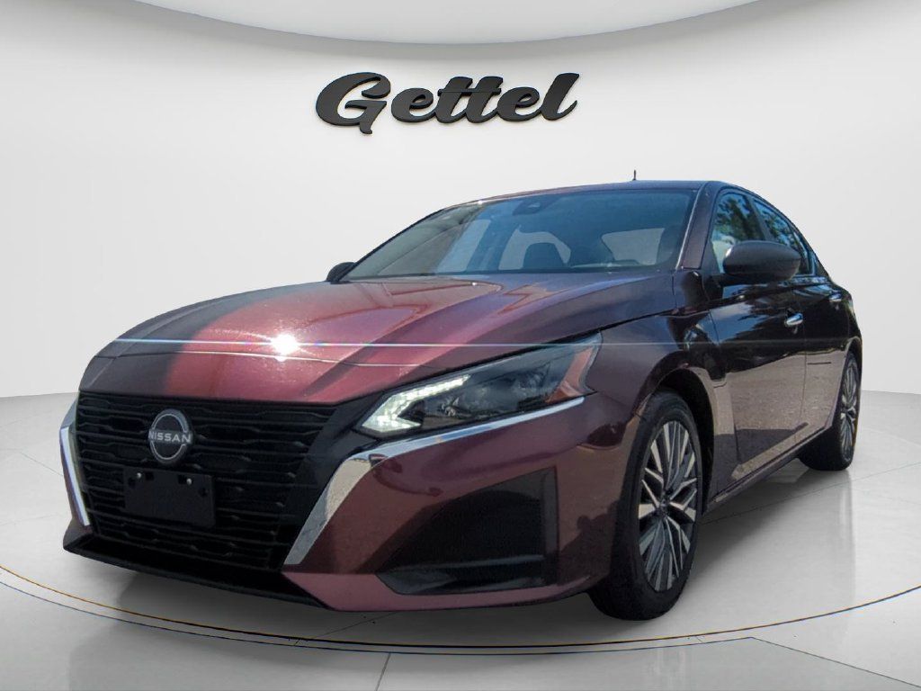 Certified 2025 Nissan Altima 2.5 SV FWD image 1