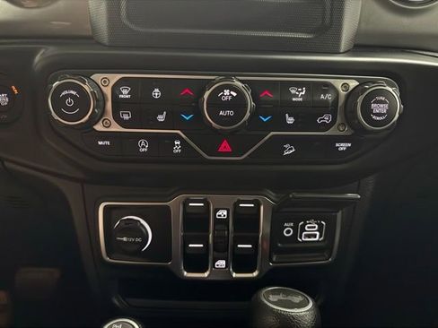 Used 2020 Jeep Wrangler Unlimited Sahara w/ Cold Weather Group AWD/4WD image 19