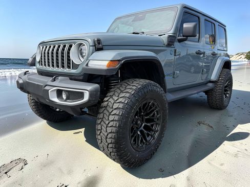 Used 2025 Jeep Wrangler Unlimited Sahara AWD/4WD image 3