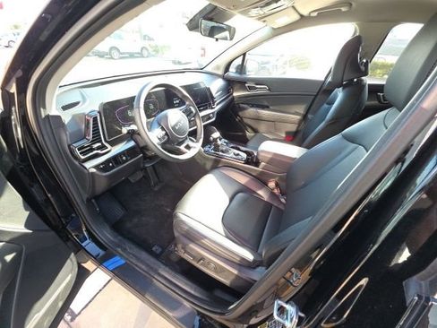 Used 2025 Kia Sportage EX image 12