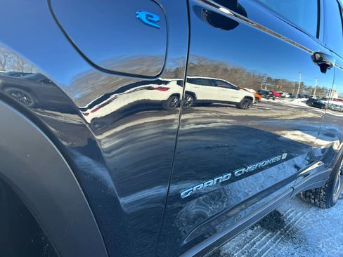 Used 2023 Jeep Grand Cherokee 4WD 4xe w/ Luxury Tech Group II image 14