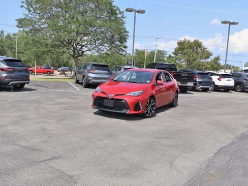 Used 2018 Toyota Corolla SE FWD image 2