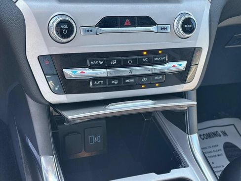 Used 2023 Ford Explorer XLT w/ XLT Sport Appearance Package AWD/4WD image 33