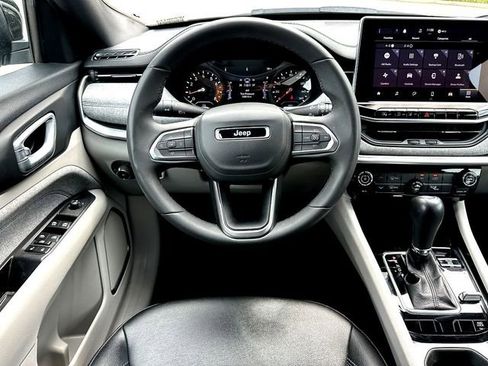 Used 2024 Jeep Compass Latitude AWD/4WD image 21