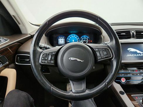 Used 2017 Jaguar F-PACE Prestige image 18