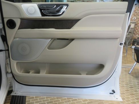 Used 2020 Lincoln Navigator Reserve w/ Luxury Package image 25