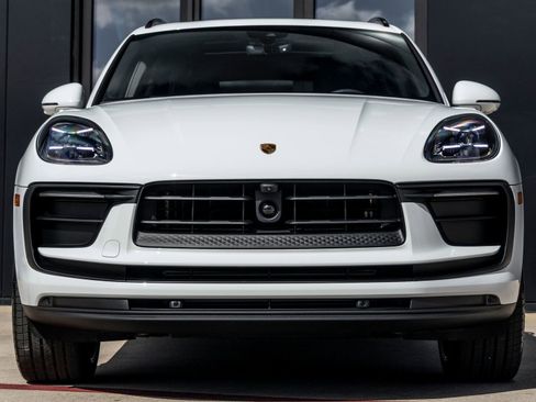 Certified 2026 Porsche Macan AWD/4WD image 8