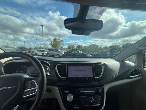 Used 2023 Chrysler Pacifica Touring-L image 34