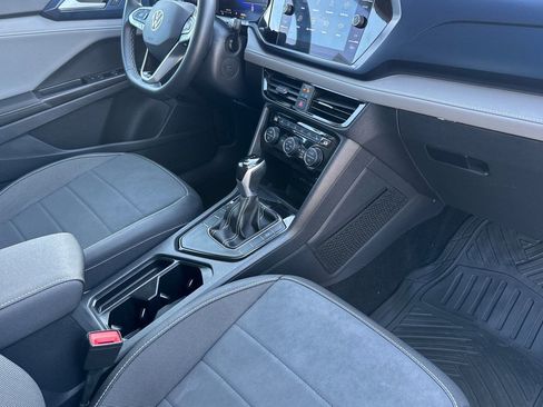 Used 2024 Volkswagen Taos SE image 33