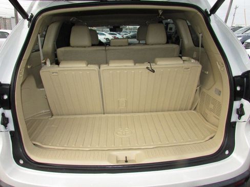 Used 2019 Toyota Highlander XLE image 23