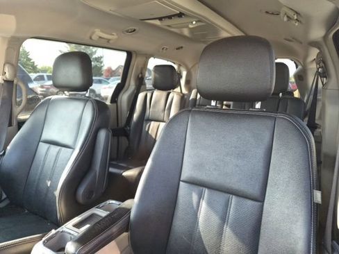 Used 2015 Chrysler Town & Country Touring-L w/ Driver Convenience Group FWD image 9