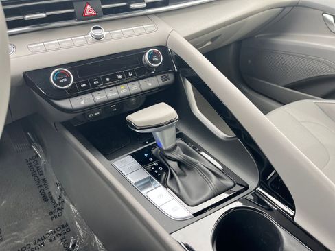Used 2025 Hyundai Elantra SEL image 39