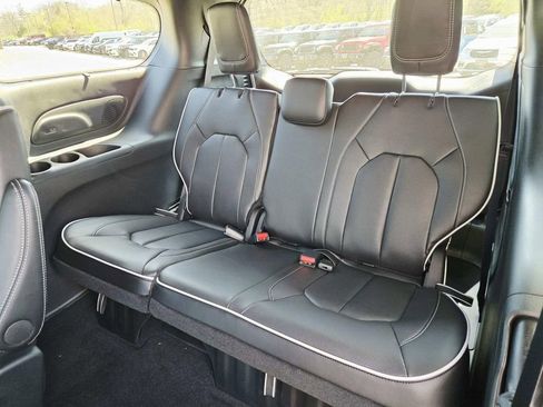 New 2026 Chrysler Pacifica Limited w/ Uconnect Theater Family Group FWD image 15