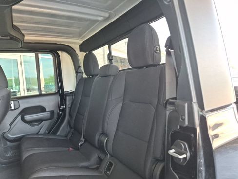 Used 2022 Jeep Gladiator Sport AWD/4WD image 9