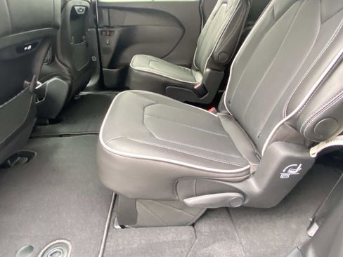 New 2026 Chrysler Pacifica Limited image 9
