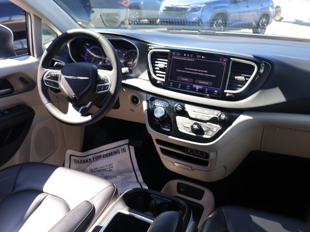 Used 2023 Chrysler Pacifica Touring-L FWD image 12