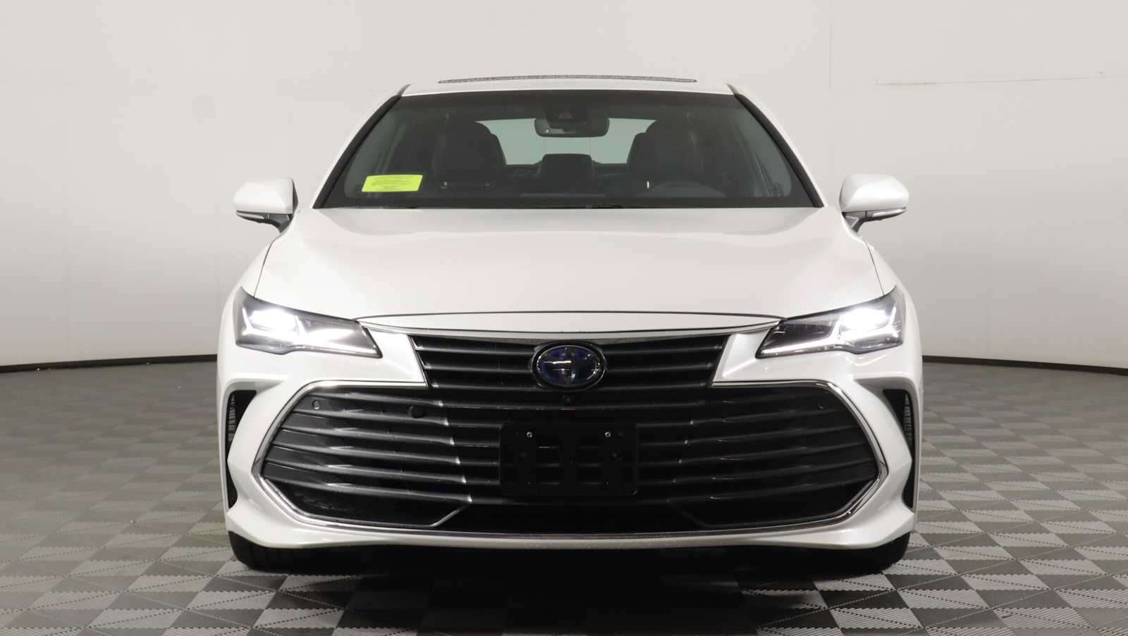 Used 2022 Toyota Avalon Limited w/ Advanced Safety Package FWD image 2