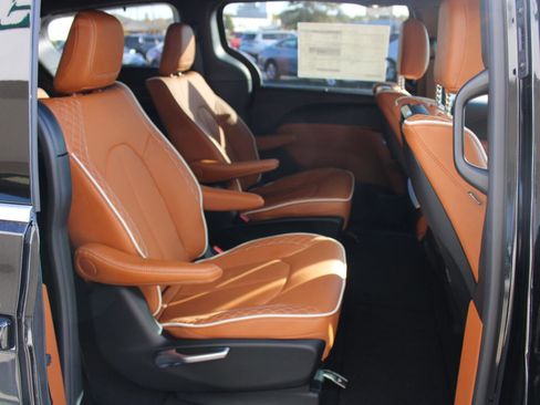 New 2026 Chrysler Pacifica Pinnacle image 26