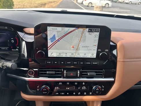 Used 2024 Nissan Pathfinder Platinum image 19