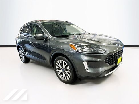 Used 2020 Ford Escape Titanium image 3