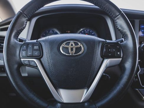 Used 2017 Toyota Sienna XLE Premium image 14