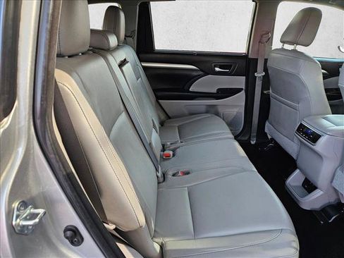 Used 2018 Toyota Highlander XLE AWD/4WD image 18
