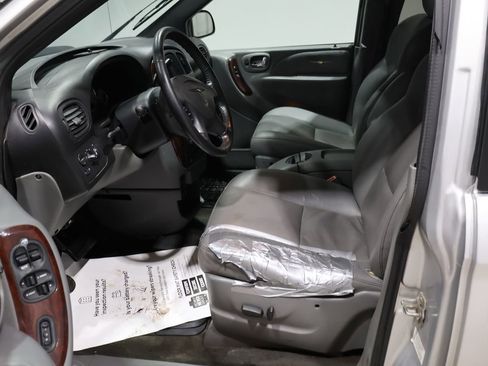 Used 2004 Chrysler Town & Country Limited image 2
