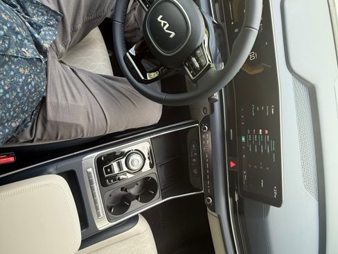 New 2025 Kia Carnival EX image 19