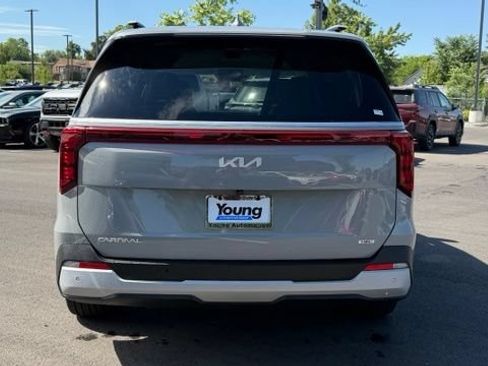 Used 2025 Kia Carnival EX FWD image 3