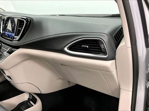 Used 2024 Chrysler Pacifica Limited FWD image 18
