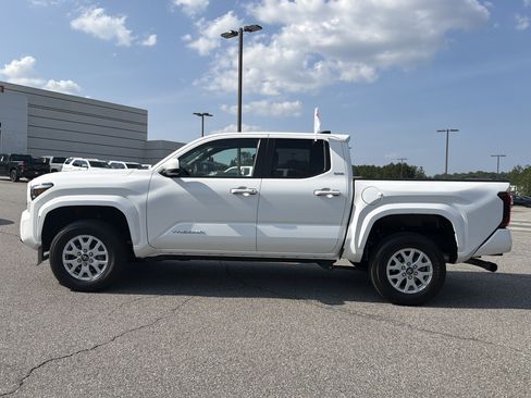 Certified 2025 Toyota Tacoma SR5 AWD/4WD image 13