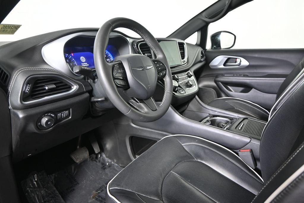 Used 2025 Chrysler Pacifica Limited FWD image 25