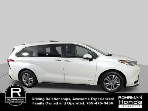 Used 2021 Toyota Sienna Platinum AWD/4WD image 2