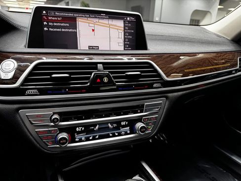 Used 2021 BMW 750i xDrive image 25