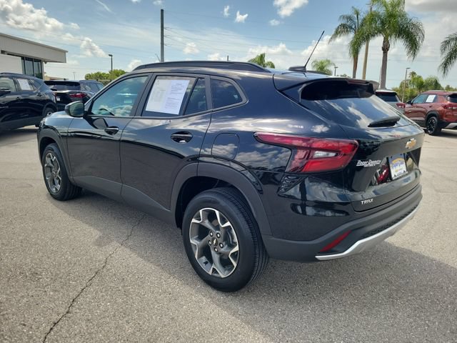 Used 2025 Chevrolet Trax LT FWD image 3
