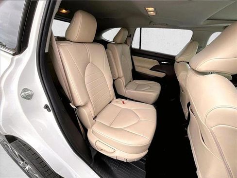 Used 2020 Toyota Highlander XLE FWD image 29