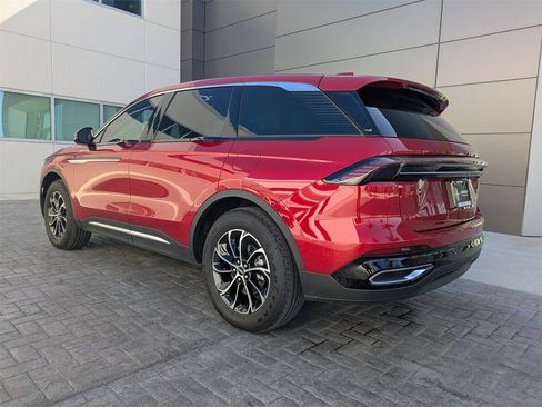 Used 2025 Lincoln Nautilus Premier image 6