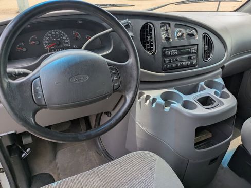Used 2001 Ford E-350 and Econoline 350 Club Wagon RWD image 9