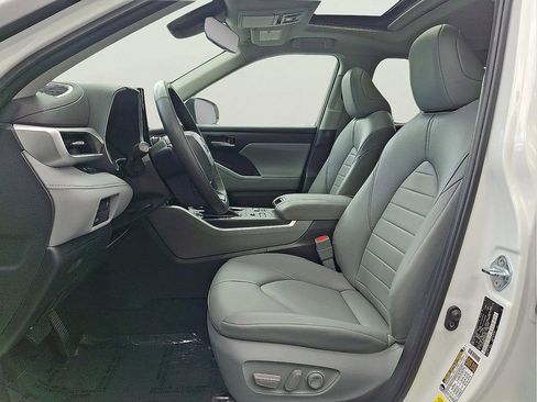 Used 2023 Toyota Highlander XLE AWD/4WD image 14